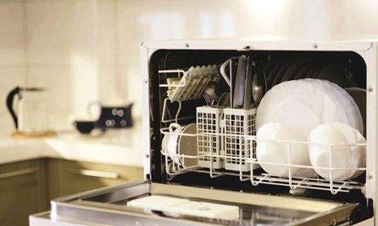 洗碗机洗得干净吗？洗碗费用高不高？对餐具的材质有什么要求？