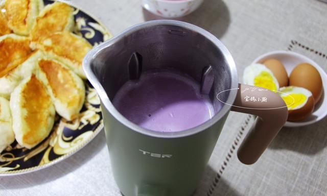 早餐摆了一桌，数这个紫色糊讨儿子喜欢，比牛奶营养，比豆浆香
