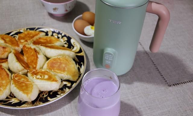 早餐摆了一桌，数这个紫色糊讨儿子喜欢，比牛奶营养，比豆浆香