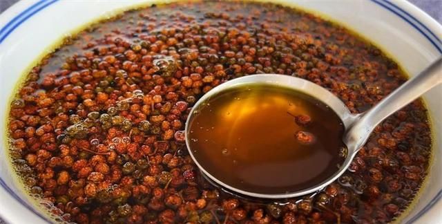 炸花椒油时，不要直接下锅炸，多加两步，又香又麻，拌什么都好吃