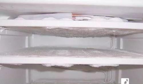 冰箱内壁结冰不要不管它，你的电表会转不停，用这方法，不再结冰