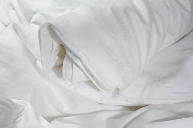 被子越厚，睡着越暖？棉被、羽绒被、羊毛被，哪种更舒服？一文说清