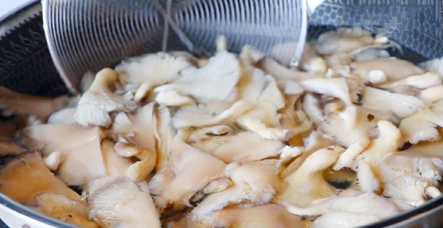 炒蘑菇时，别直接下锅炒了！教你个好吃的做法，看着就直流口水