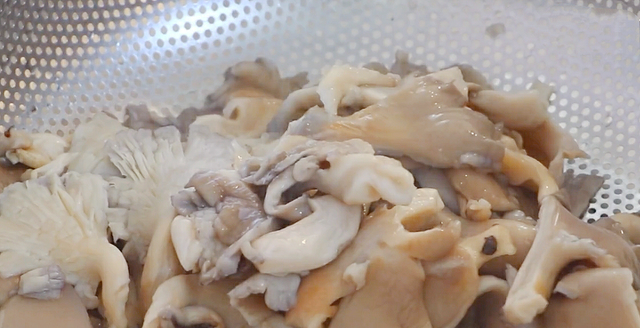 炒蘑菇时，别直接下锅炒了！教你个好吃的做法，看着就直流口水