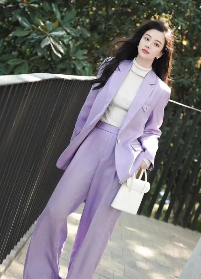 紫色裤子配什么颜色上衣？紫色这样搭配才够高级