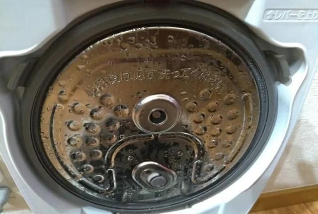 原来电饭煲上盖是可以拿下来清洗的！最好每次用完都洗？