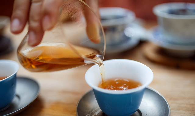 天气炎热，建议中老年人多喝5种“清火茶”，解暑降燥，安然入夏