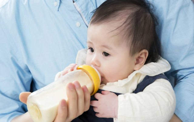 宝宝的奶瓶多久换一次？用“过期奶瓶”喂娃，奶粉再贵也白搭