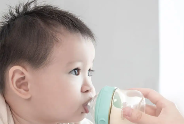 宝宝的奶瓶多久换一次？用“过期奶瓶”喂娃，奶粉再贵也白搭