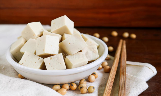 刚知道，自制豆腐原来这么简单，1斤黄豆出5斤豆腐，营养又美味