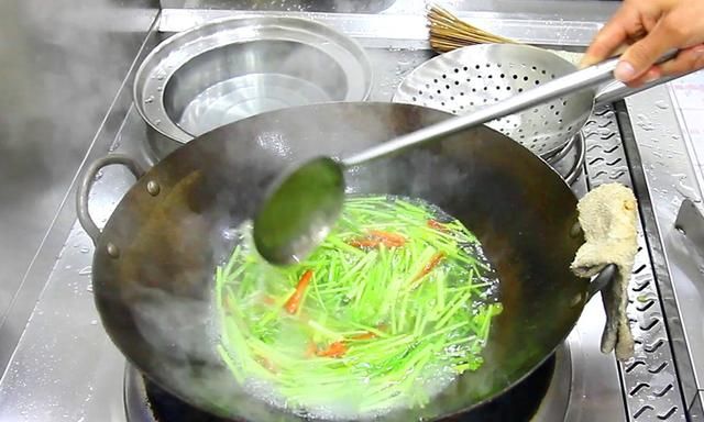 炒芹菜时、切忌直接下锅！多加这1步，芹菜又脆又绿，好吃还入味