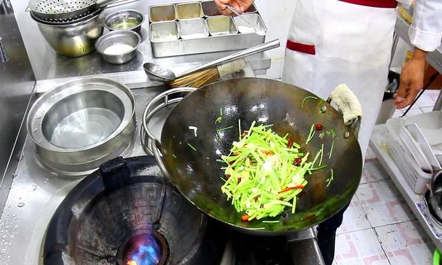 炒芹菜时、切忌直接下锅！多加这1步，芹菜又脆又绿，好吃还入味