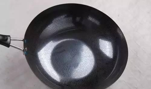 铁锅掉黑渣是什么原因 铁锅涂层掉了还能用吗