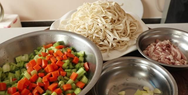 河南人最爱的捞面条，配上芹菜和肉丝，营养美味，全家人都爱吃