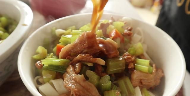 河南人最爱的捞面条，配上芹菜和肉丝，营养美味，全家人都爱吃