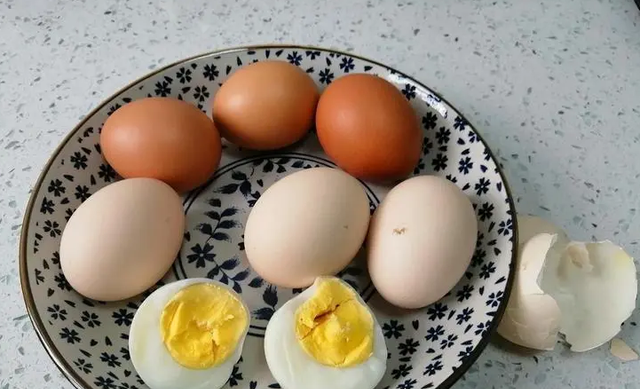 水煮蛋的正确做法，记住4个技巧，蛋壳一拉就掉，蛋黄鲜嫩不噎人