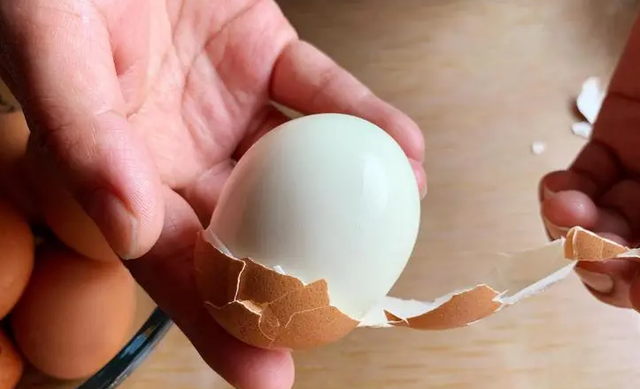 水煮蛋的正确做法，记住4个技巧，蛋壳一拉就掉，蛋黄鲜嫩不噎人