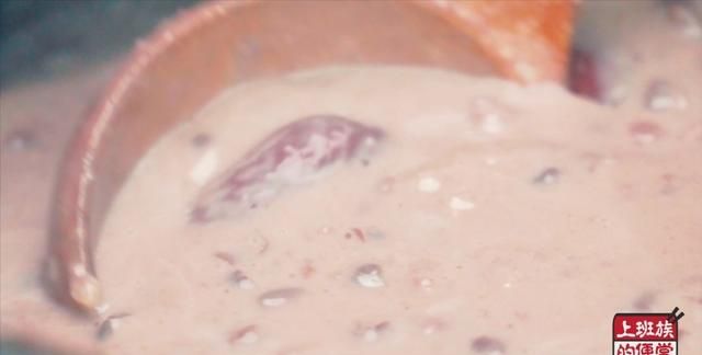 红豆粥好喝的诀窍，倒入一杯牛奶，奶香浓郁口感丝滑