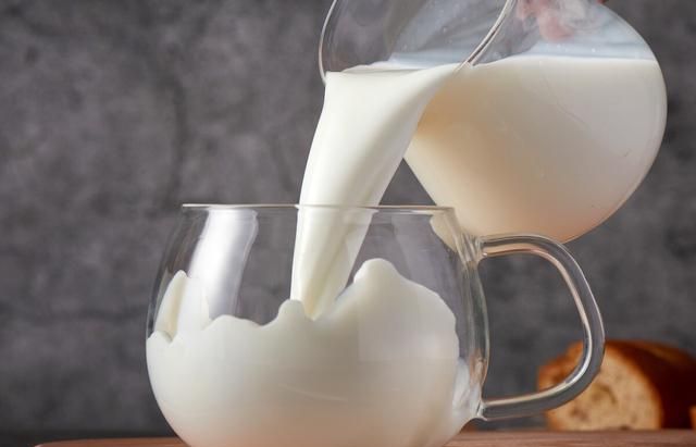同样是奶，纯牛奶、鲜牛奶、复合奶、生牛乳有啥区别？知道不买错