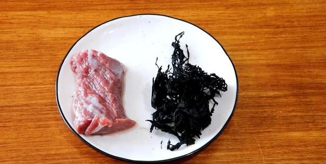 韩剧里常出现的海带汤，自己在家也能做，加了牛肉吃起来更香了