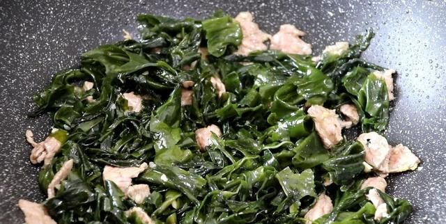 韩剧里常出现的海带汤，自己在家也能做，加了牛肉吃起来更香了