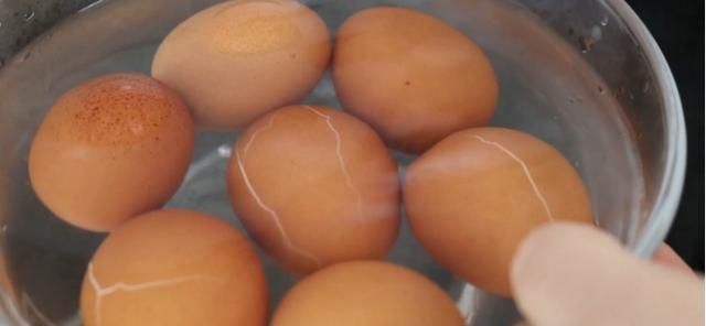 水煮鸡蛋过瘾的吃法，三天不吃就馋了，做法简单，超级美味