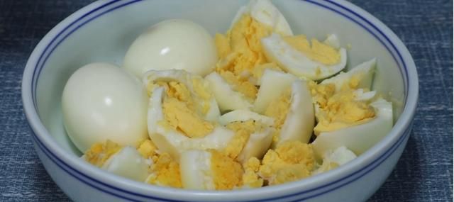 水煮鸡蛋过瘾的吃法，三天不吃就馋了，做法简单，超级美味