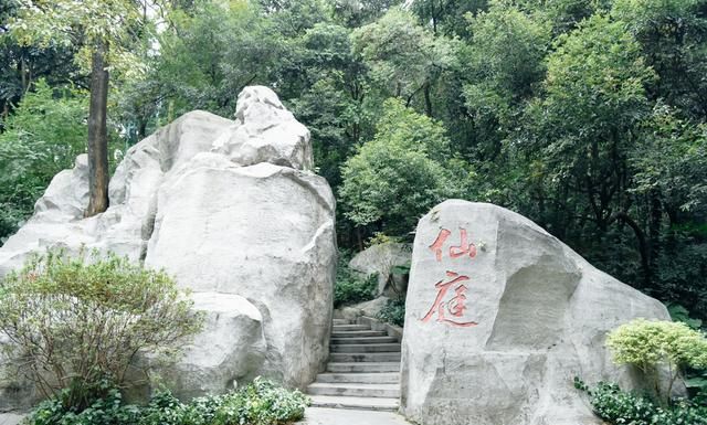 广州最大综合性公园，内有羊城石雕、600年古城墙等，免费开放