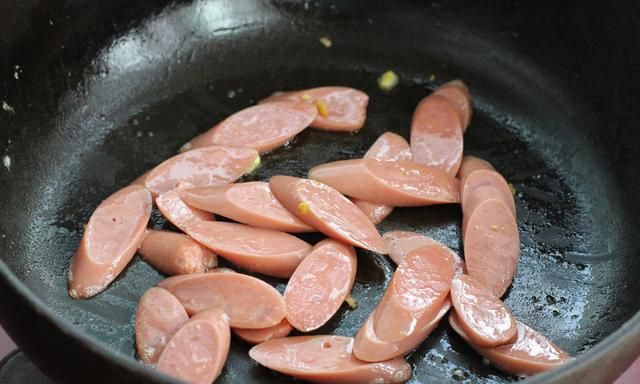 火腿肠别直接吃，加鸡蛋一起炒，香嫩美味倍儿下饭，几分钟就上桌