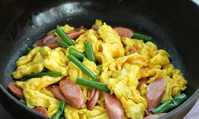 火腿肠别直接吃，加鸡蛋一起炒，香嫩美味倍儿下饭，几分钟就上桌