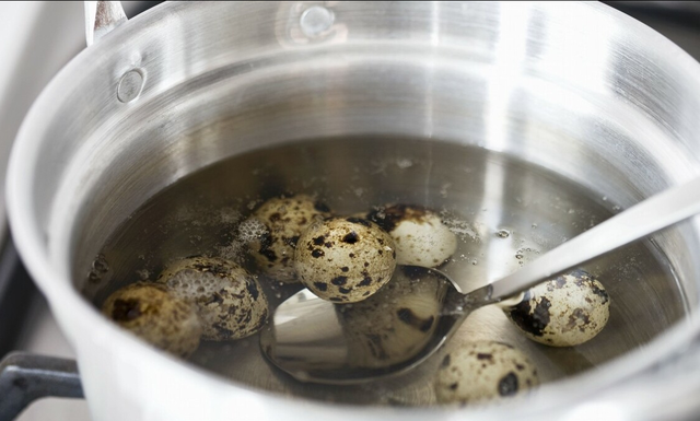 煮鹌鹑蛋，不能直接下锅，学会2个窍门，更香更嫩，蛋壳一碰就掉