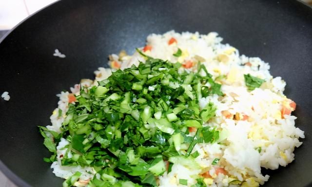 剩米饭加四种配菜，炒出颗粒分明又美味的蛋炒饭，几乎每周都做