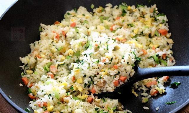剩米饭加四种配菜，炒出颗粒分明又美味的蛋炒饭，几乎每周都做