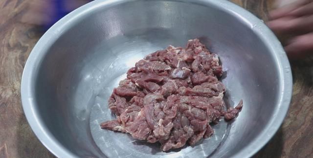 大厨分享“青椒炒牛肉”地道做法，看着都流口水，做法特别简单