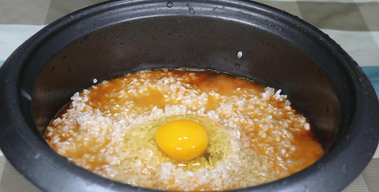 蒸米饭时打入一个鸡蛋，好多人没吃过，居然这么好吃，高手在民间