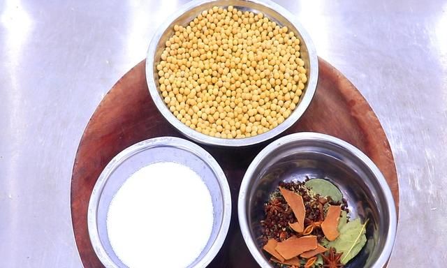 黄豆直接扔进盐堆炒，几分钟做成河南特色小吃焦豆，堪比花生米