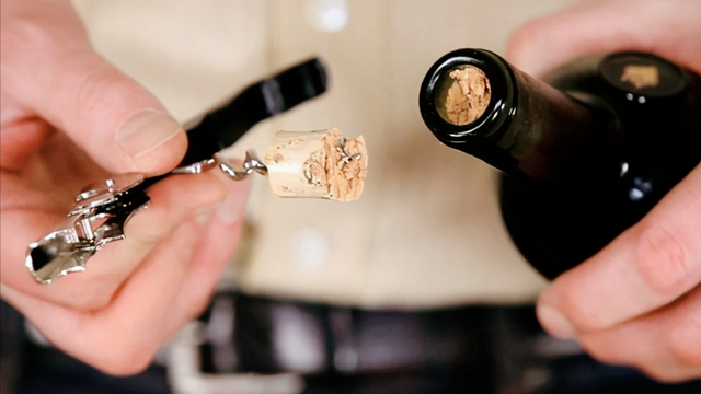 开葡萄酒瓶时，遇到断塞该怎么处理？