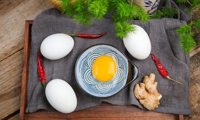 鹅蛋怎么腌制流油 鹅蛋黄的营养价值有哪些