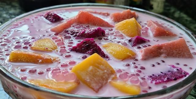 水果西米露，是广东人夏天经常吃的一道美食，冰凉好喝味道好