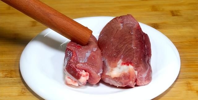炒猪肉时，瘦肉发柴嚼不动？学会一招，吃肉和吃豆腐一样嫩滑