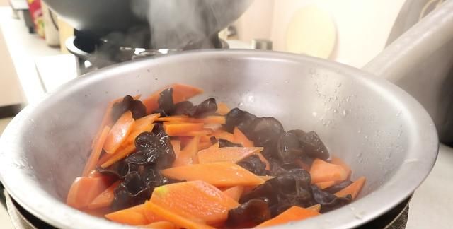 胡萝卜炒木耳，最忌直接下锅炒，多做这一步，脆嫩入味营养高