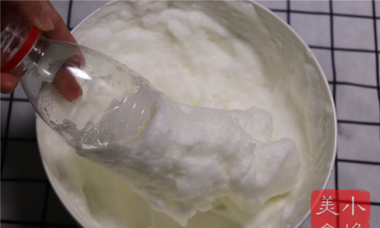 一个矿泉水瓶做“打蛋清神器”5分钟打发，还能做电饭锅蛋糕
