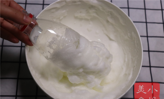 一个矿泉水瓶做“打蛋清神器”5分钟打发，还能做电饭锅蛋糕