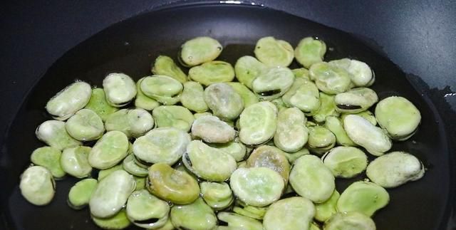 新鲜的蚕豆不用水煮，放入冰箱冷冻一下，记住这1点，特别酥脆