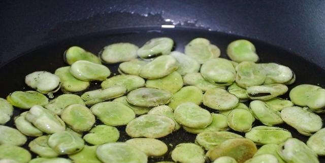 新鲜的蚕豆不用水煮，放入冰箱冷冻一下，记住这1点，特别酥脆
