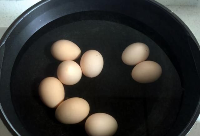煮鸡蛋，别直接就下锅，牢记这3点，水煮蛋不开裂好剥皮，更嫩滑