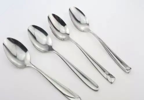 用金属餐具吃饭安全吗？常见的不锈钢餐具又该如何购买和使用呢