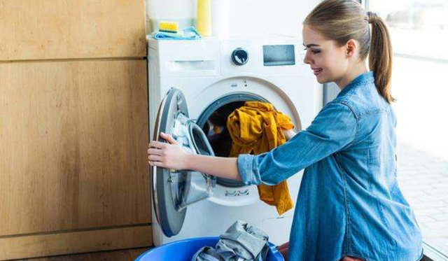 洗衣服“忘记掏出”卫生纸？教你简单一招，轻松去除碎纸屑