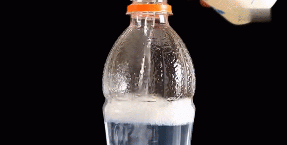 马桶水箱里放个塑料瓶，每天自动帮你清洗马桶，不脏不臭还省水