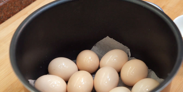2斤鸡蛋放入电饭煲，加入一碗盐，出锅全家流口水，太香了